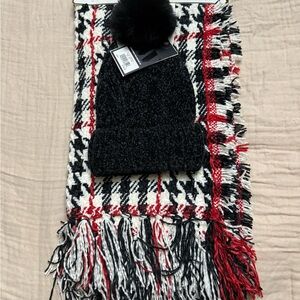 Elegant Black Knit Beanie with Pom Pom